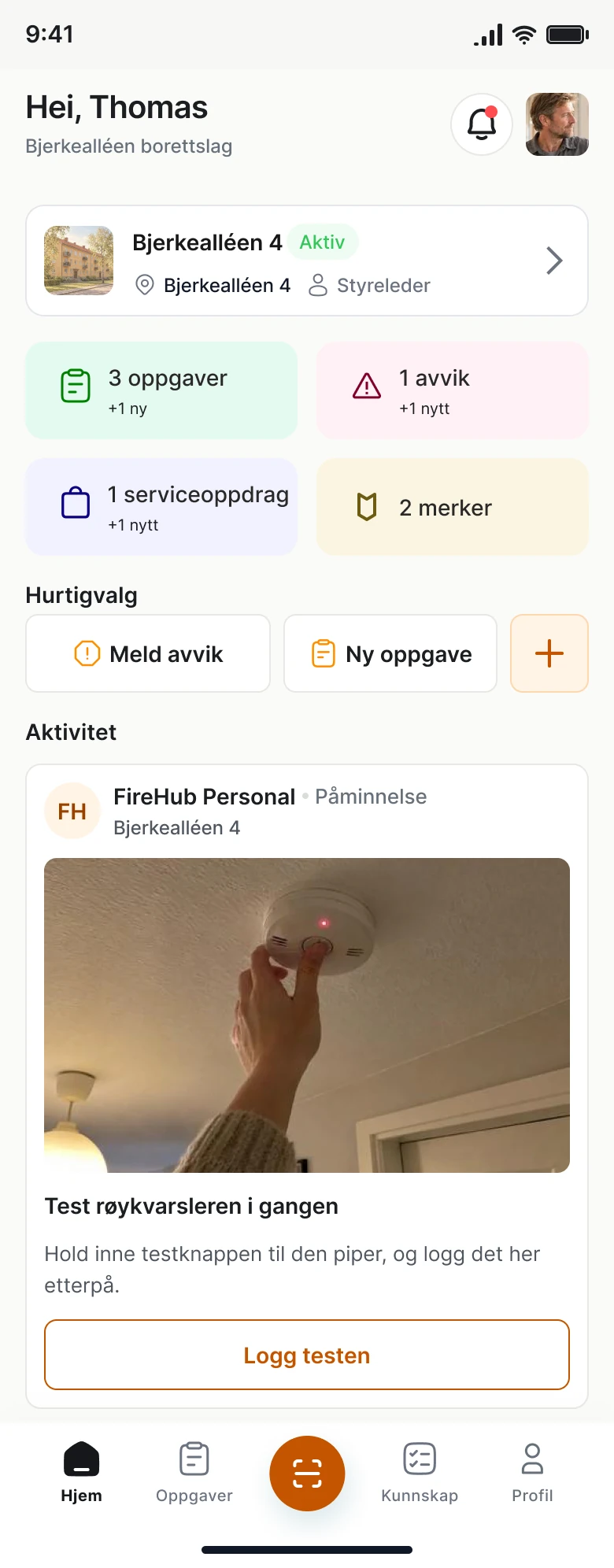Hjemme-feeden i FireHub Personal på mobilen: Bjerkealléen 4 og påminnelsen om røykvarsleren.