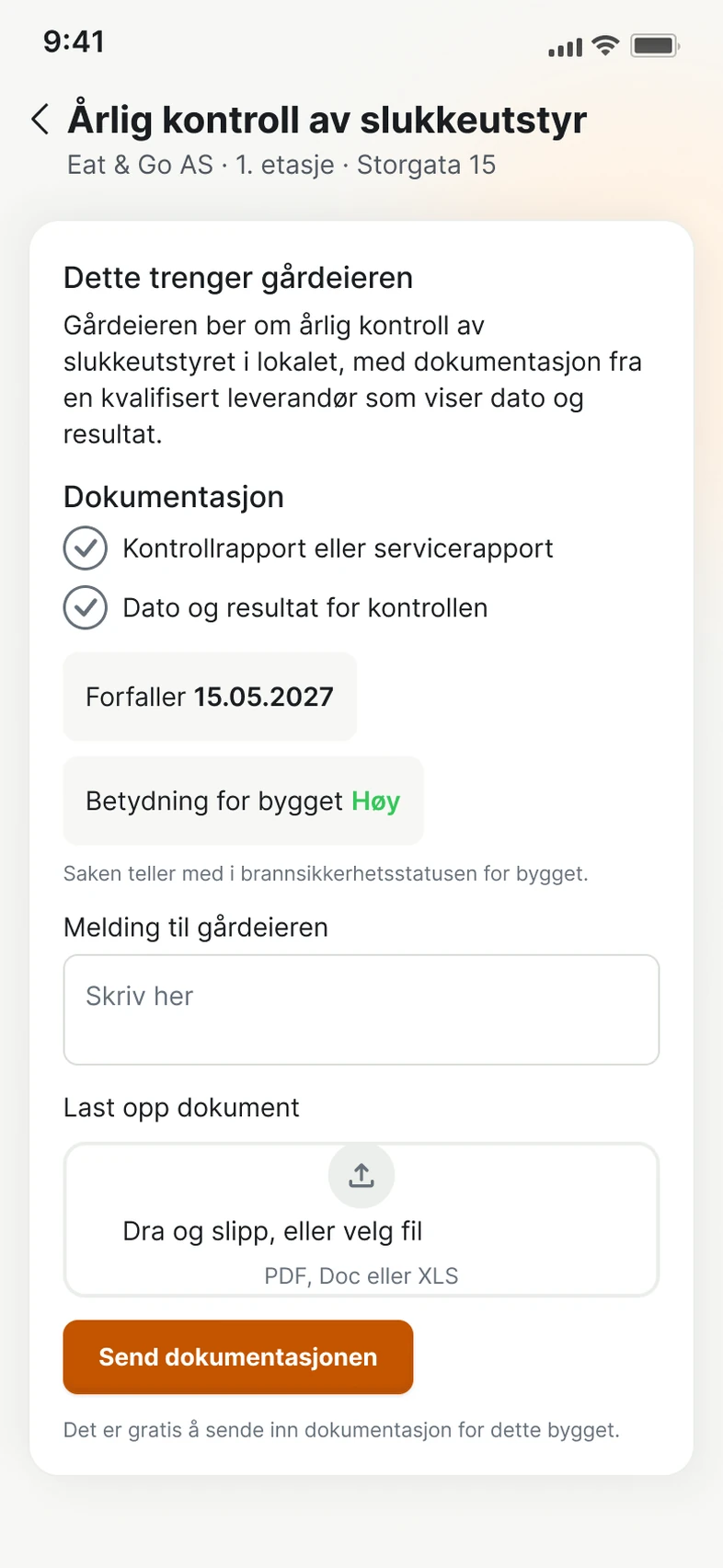 Leietakerens svar til gårdeieren i FireHub på mobilen: årlig kontroll av slukkeutstyret hos Eat & Go AS, med melding og dokumentasjon.