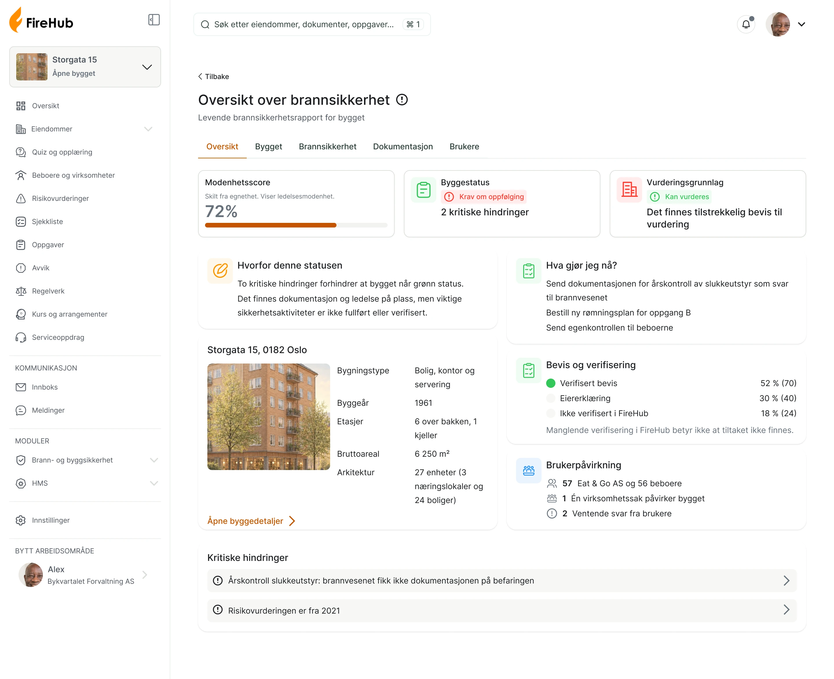 Skjermbilde av FireHub på en datamaskin: oversikten over brannsikkerheten for Storgata 15 etter tilsynet, med modenhetsscore, to kritiske hindringer og de tre avvikene fra pålegget under «Hva gjør jeg nå?».