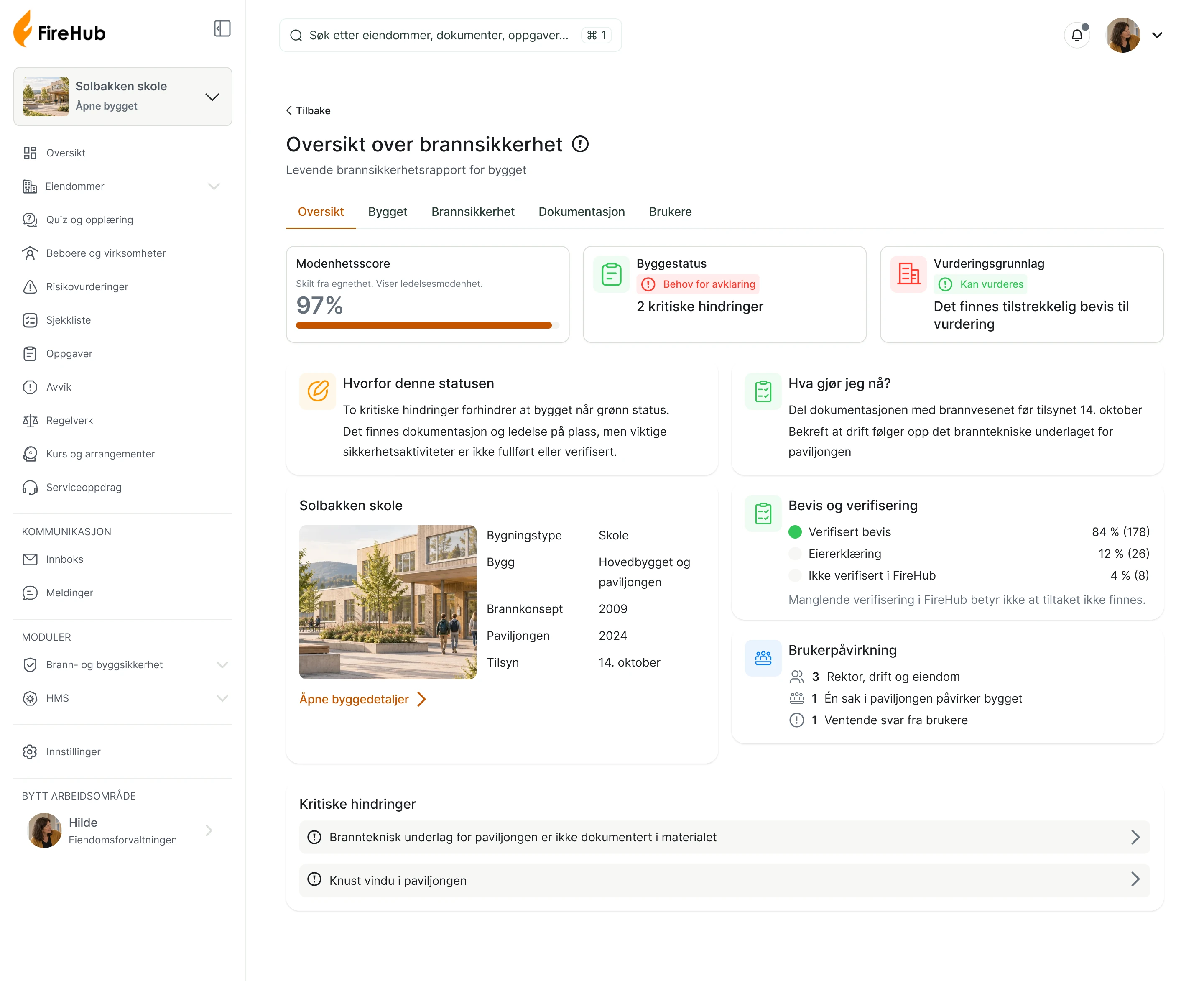 Skjermbilde av FireHub på en datamaskin: oversikten over brannsikkerheten for Solbakken skole, med modenhetsscore, status, hva som bør gjøres nå og to kritiske hindringer.